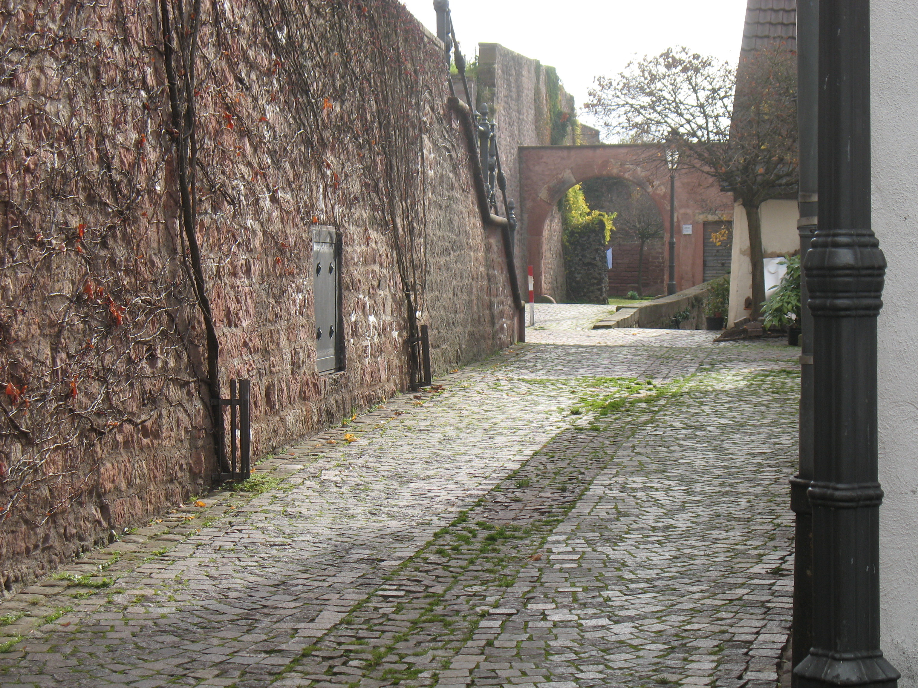 Die Kirchenstraße hinter dem Gebäude